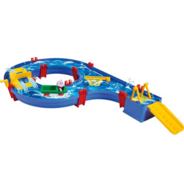 Blaues Wasserspielset aus Plastik mit Booten, Rutsche und Spielzeugschwein im Schwimmwesten auf Wasserbahn.