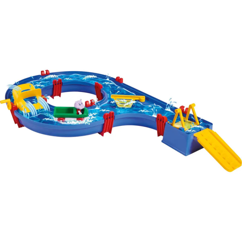 Blaues Wasserspielset aus Plastik mit Booten, Rutsche und Spielzeugschwein im Schwimmwesten auf Wasserbahn. Blaues Wasserspielset aus Plastik mit Booten, Rutsche und Spielzeugschwein im Schwimmwesten auf Wasserbahn.
