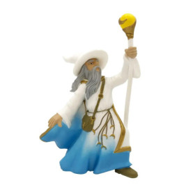 Plastikfigur eines Zauberers mit weißem Hut, weiß-blauer Robe und Stab mit gelber Kugel.