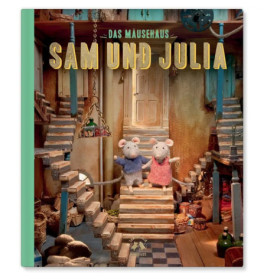 Zwei Spielzeugmäuse stehen auf einer Treppe im detailreichen Puppenhaus. Buch: Das Mäusehaus: Sam und Julia.
