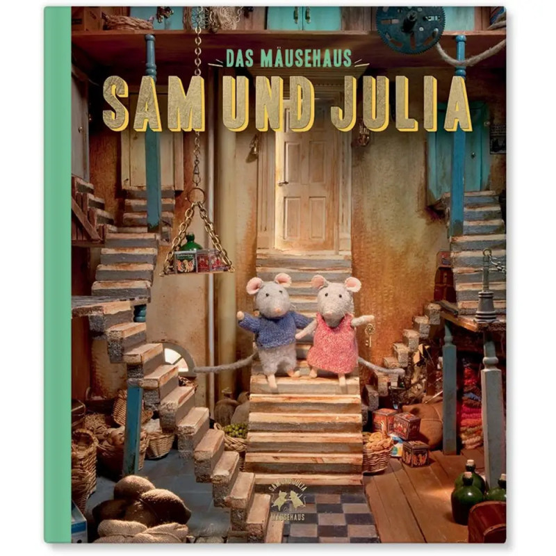Zwei Spielzeugmäuse stehen auf einer Treppe im detailreichen Puppenhaus. Buch: Das Mäusehaus: Sam und Julia.