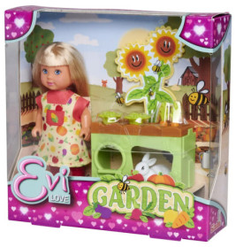 Evi Love Gartenpuppen-Set mit blonder Puppe, Sonnenblumen, Bienen und Gartenzubehör in bunter Verpackung.