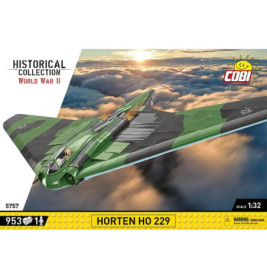 Grünes Modellflugzeug mit Horten Ho 229 und WWII-Aufdruck auf der Box fliegt über Wolken.