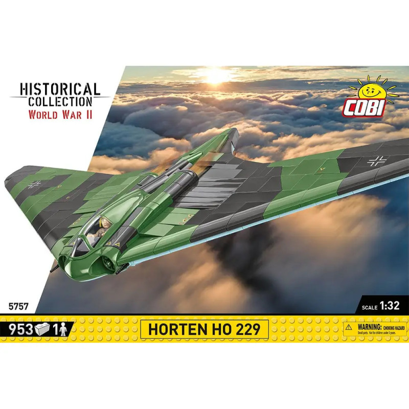 Grünes Modellflugzeug mit Horten Ho 229 und WWII-Aufdruck auf der Box fliegt über Wolken.