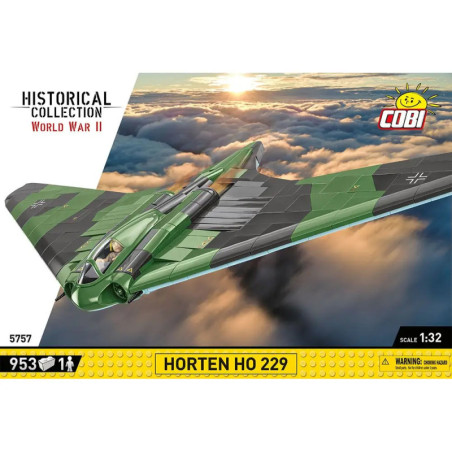 Grünes Modellflugzeug mit Horten Ho 229 und WWII-Aufdruck auf der Box fliegt über Wolken.