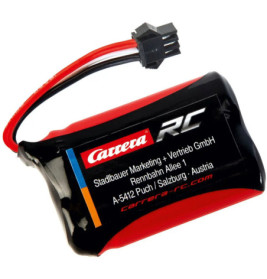 Carrera RC Akku mit rot-schwarzem Etikett und schwarzem Anschlusskabel.