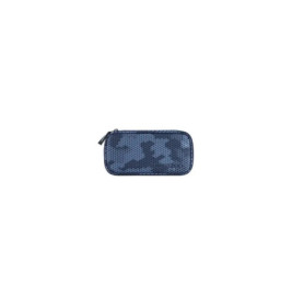Eine blaue Kosmetiktasche mit Camouflage-Muster und Reißverschluss vor weißem Hintergrund.