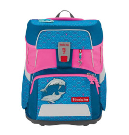 Blauer und pinker Schulrucksack mit Delfinmotiven und Step by Step-Logo auf der Fronttasche.