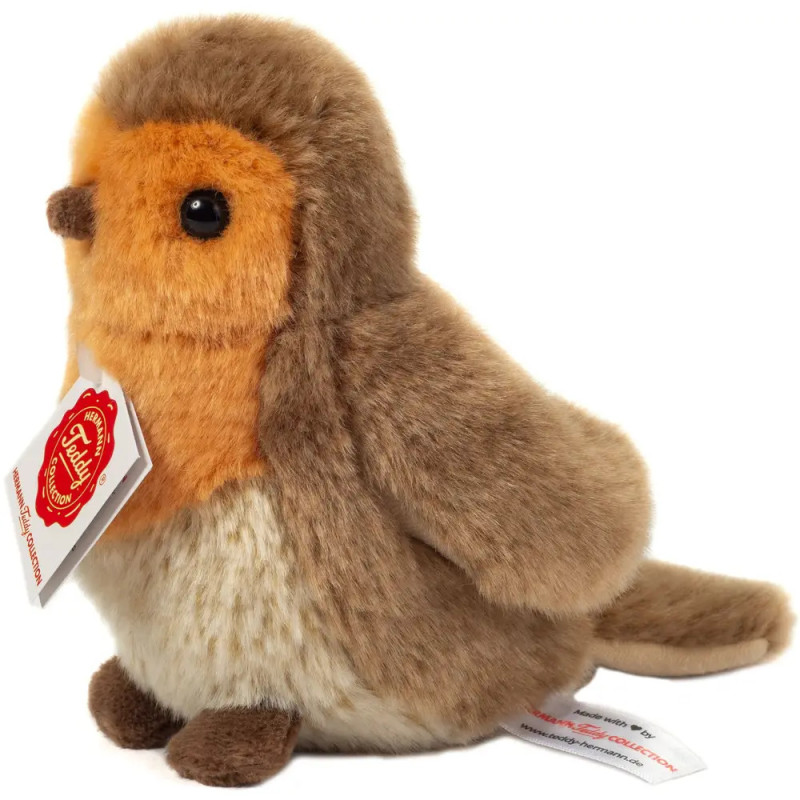 Ein Plüsch-Robin mit braunem, orangem und cremefarbenem Fell sitzt aufrecht, Etiketten sind befestigt.
