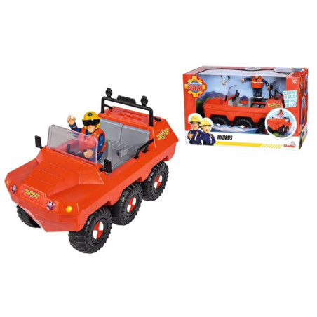 Rotes Spielzeug-Rettungsfahrzeug mit sechs Rädern und Feuerwehrfigur neben bunter Verpackung.