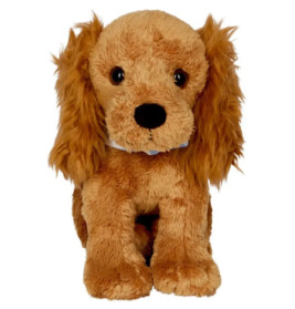 Plüschhund in Braun mit Schlappohren sitzt aufrecht und blickt nach vorn, vor weißem Hintergrund.