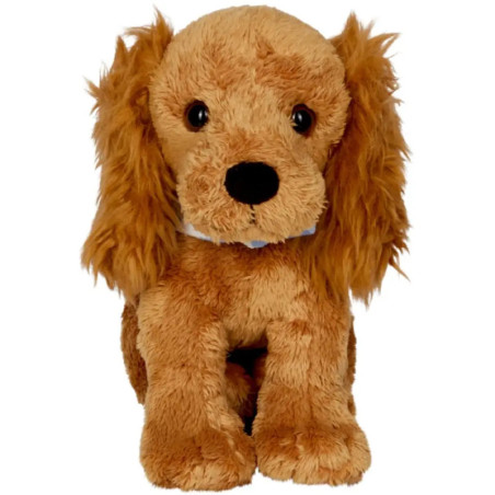 Plüschhund in Braun mit Schlappohren sitzt aufrecht und blickt nach vorn, vor weißem Hintergrund.