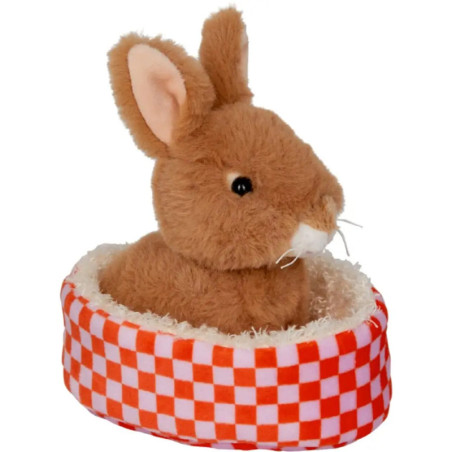 Plüschiges braunes Kaninchen in einem rot-weiß karierten Bett mit kuschelig-weichem Innenfutter.