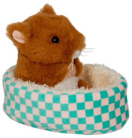 Plüschiges braunes Hamster-Spielzeug sitzt in einem blau-weiß karierten Plüschbett.