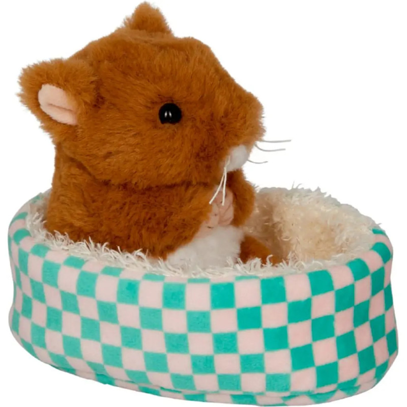Plüschiges braunes Hamster-Spielzeug sitzt in einem blau-weiß karierten Plüschbett.