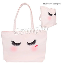 Hellrosa Tragetasche mit geschlossenen Augen, langen Wimpern, rosigen Wangen und kleinem roten Herz als Motiv.