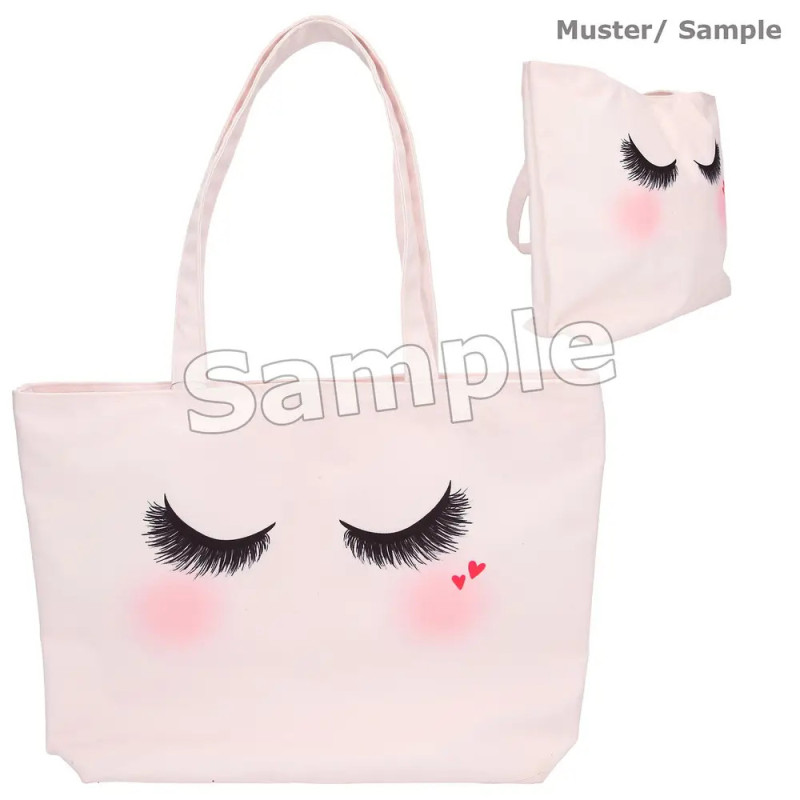 Hellrosa Tragetasche mit geschlossenen Augen, langen Wimpern, rosigen Wangen und kleinem roten Herz als Motiv.