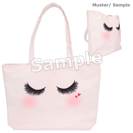 Hellrosa Tragetasche mit geschlossenen Augen, langen Wimpern, rosigen Wangen und kleinem roten Herz als Motiv.