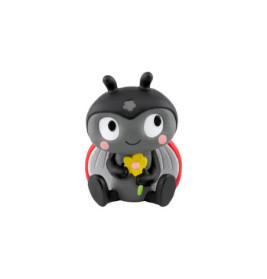 Cartoon-Marienkäferfigur mit roten Flügeln, großen Augen und gelber Blume sitzt und lächelt.