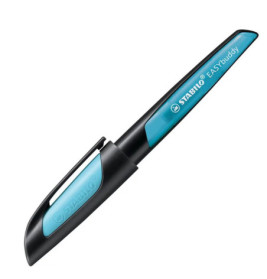 Ein blau-schwarzer STABILO EASYbuddy Füller mit Kappe, liegend auf weißem Hintergrund.