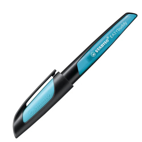 Ein blau-schwarzer STABILO EASYbuddy Füller mit Kappe, liegend auf weißem Hintergrund.
