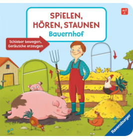 Ein lächelndes Kind mit Heugabel steht bei Schwein, Hahn und Heu auf einem sonnigen Bauernhof mit Scheune.