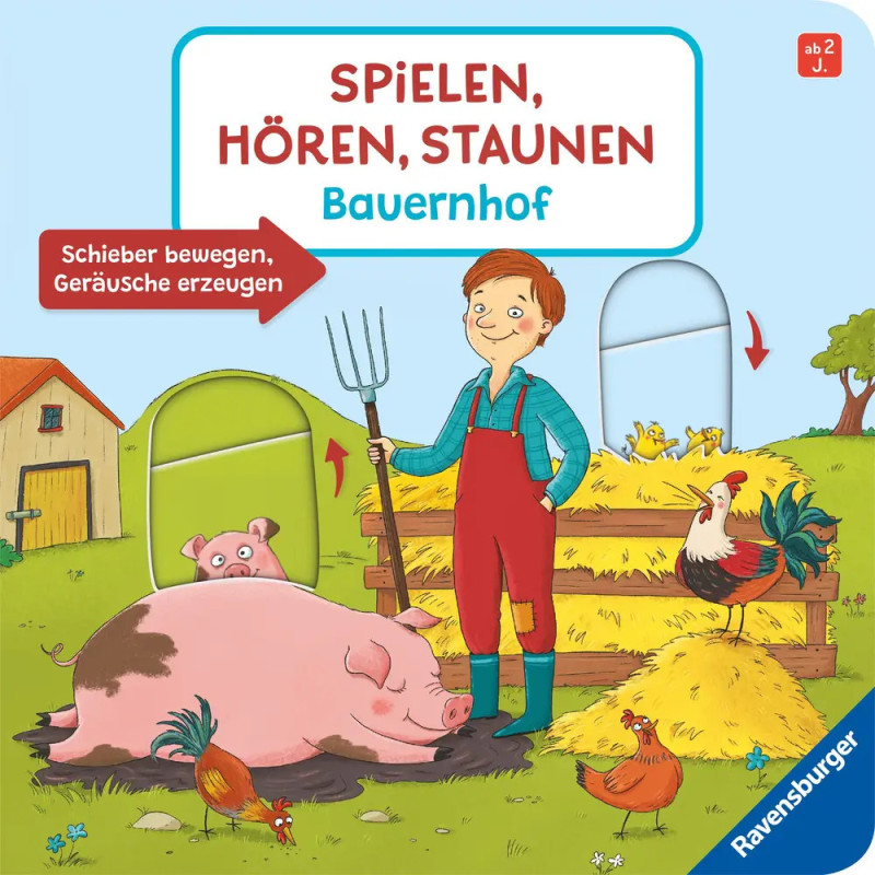 Ein lächelndes Kind mit Heugabel steht bei Schwein, Hahn und Heu auf einem sonnigen Bauernhof mit Scheune.