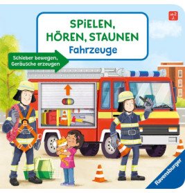 Zwei Feuerwehrleute am Wagen, während ein Kind eine Katze umarmt und ein Erwachsener daneben lächelt.