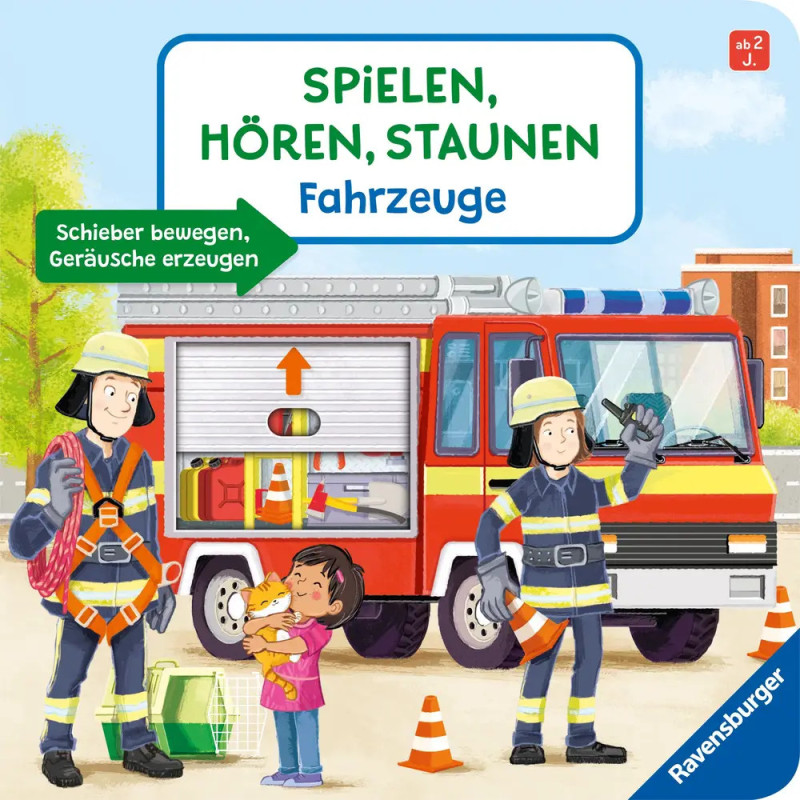 Zwei Feuerwehrleute am Wagen, während ein Kind eine Katze umarmt und ein Erwachsener daneben lächelt. Zwei Feuerwehrleute am Wagen, während ein Kind eine Katze umarmt und ein Erwachsener daneben lächelt.