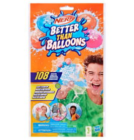 Ein lächelnder Junge spritzt Wasser mit einem Nerf Better Than Balloons Set in bunter Verpackung.