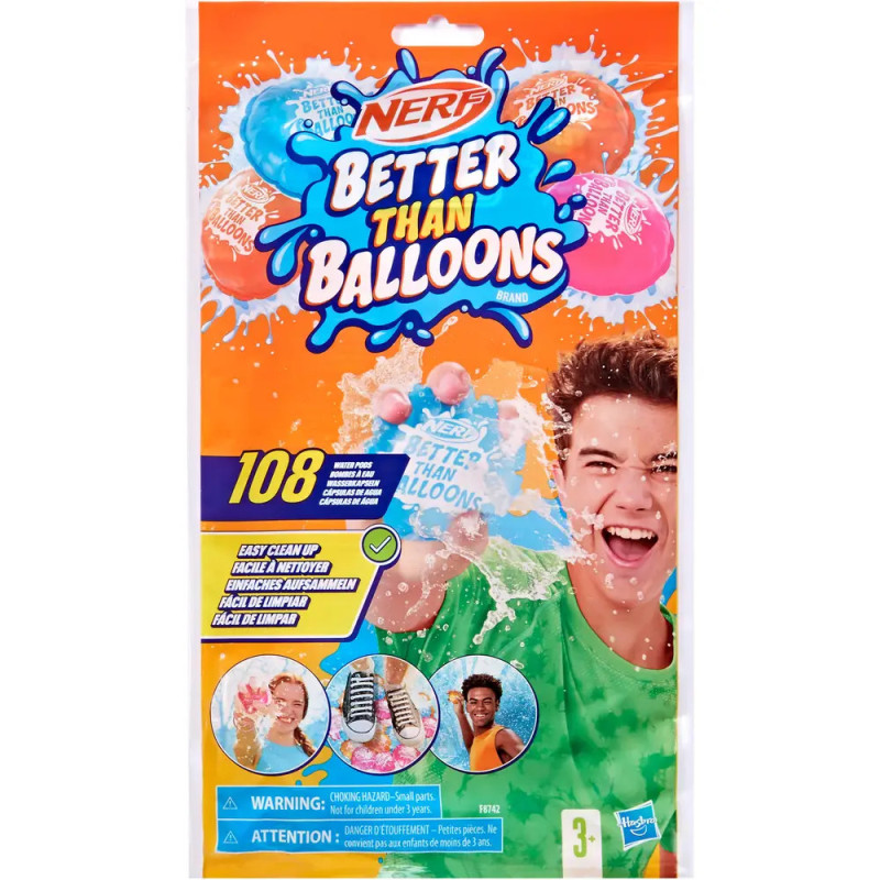 Ein lächelnder Junge spritzt Wasser mit einem Nerf Better Than Balloons Set in bunter Verpackung.