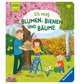 Ein Mann und zwei Kinder stellen ein Bienenhaus in einem bunten Garten mit Blumen und blühendem Baum.
