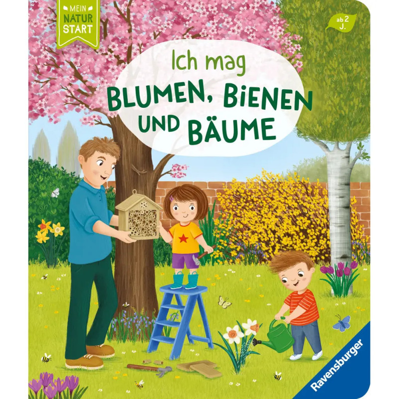 Ein Mann und zwei Kinder stellen ein Bienenhaus in einem bunten Garten mit Blumen und blühendem Baum.