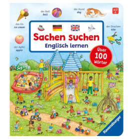 Kinder spielen draußen auf einem Spielplatz Gegenstände sind auf Deutsch und Englisch beschriftet.