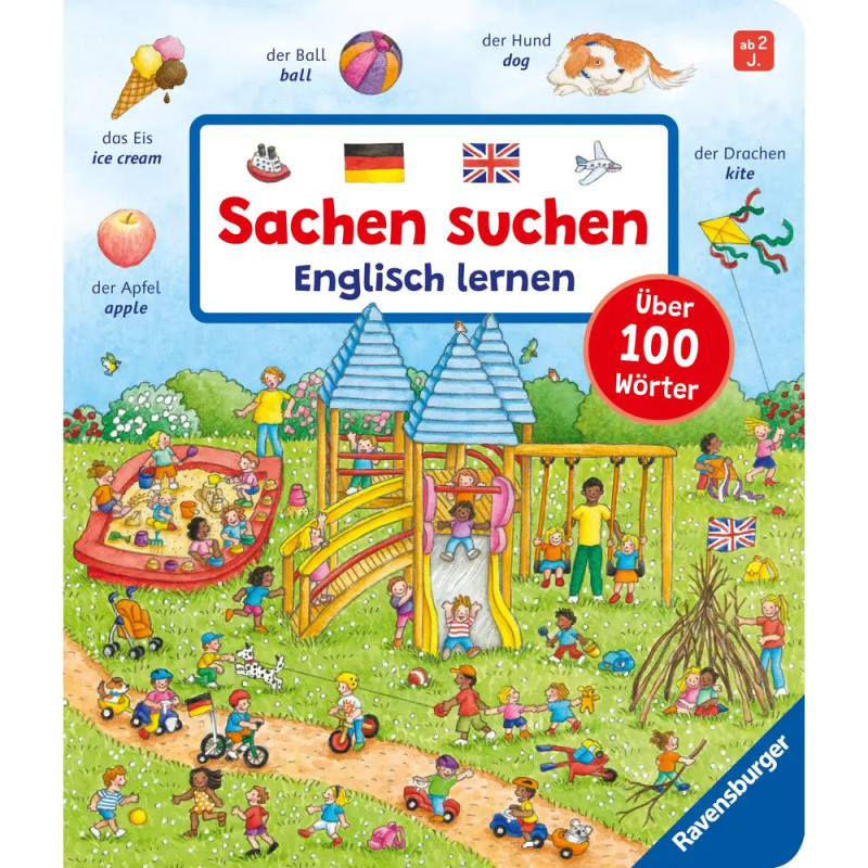 Kinder spielen draußen auf einem Spielplatz Gegenstände sind auf Deutsch und Englisch beschriftet.