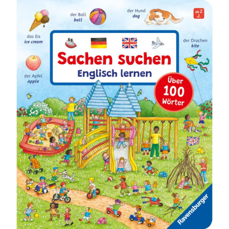 Kinder spielen draußen auf einem Spielplatz Gegenstände sind auf Deutsch und Englisch beschriftet.