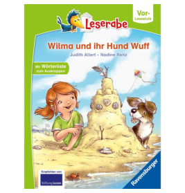 Ein Mädchen baut mit ihrem Hund am Strand bei Sonnenschein eine Sandburg deutscher Buchtitel zu sehen.