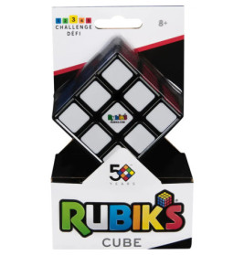 Ein Rubiks Cube in Verpackung mit weißen Aufklebern, Rubiks-Logo, geeignet ab 8 Jahren.