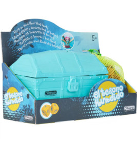 Türkise Spielzeug-Schatztruhe El Tesoro Hundido ab 5 Jahren, verpackt im gelben Netzbeutel.