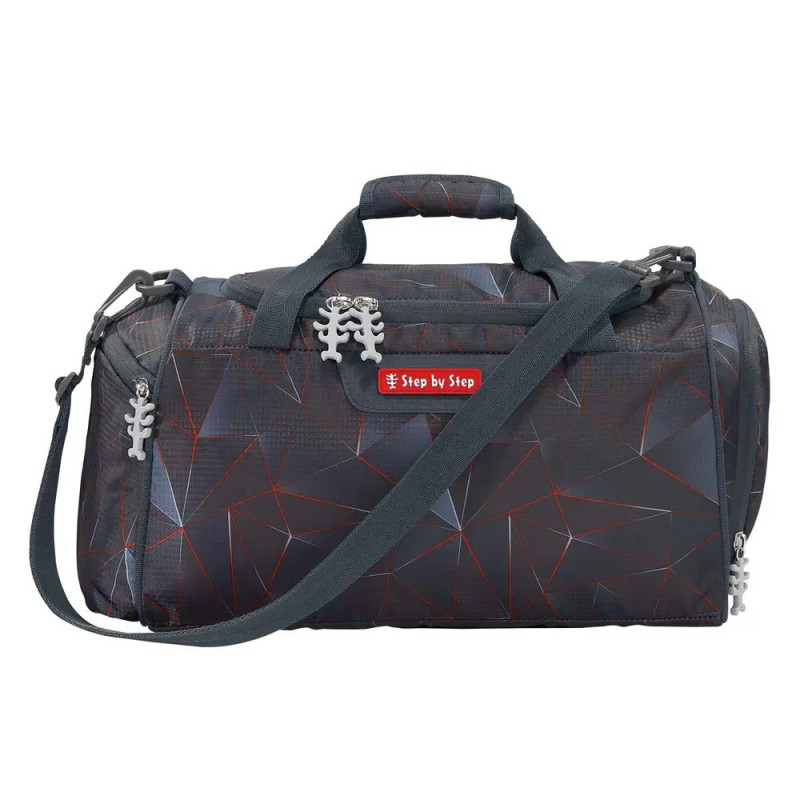 Schwarze geometrische Sporttasche mit Schultergurt und Step by Step-Logo auf der Vorderseite.