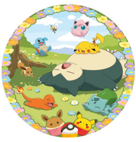 Mehrere Pokémon ruhen und spielen an einem sonnigen Tag in einer Blumenwiese um einen schlafenden Relaxo.