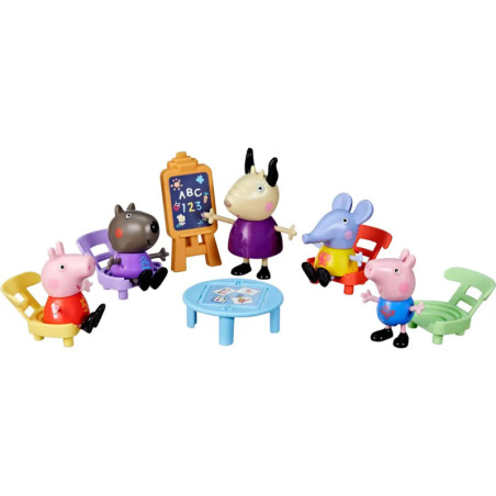 Peppa Pig Figuren sitzen im Klassenraum um einen Tisch, mit Tafel und Lehrkraft.