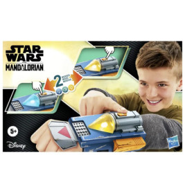 Junge spielt mit Star Wars Mandalorian Spielzeug-Armstütze mit Lichtern und zwei Modi.