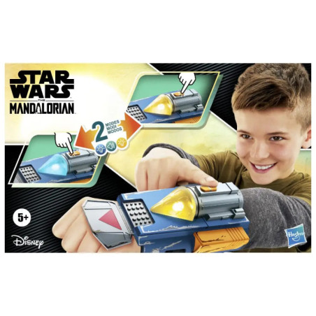 Junge spielt mit Star Wars Mandalorian Spielzeug-Armstütze mit Lichtern und zwei Modi.