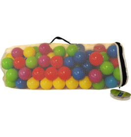 Ein Netzbeutel mit bunten Plastikbällen in Rot, Gelb, Blau, Grün und Lila.