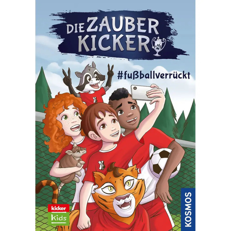 Vier Kinder im roten Fußballtrikot machen ein Selfie mit Tiermaskottchen darüber steht Die Zauber Kicker. Vier Kinder im roten Fußballtrikot machen ein Selfie mit Tiermaskottchen darüber steht Die Zauber Kicker.