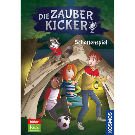Drei Kinder und ein Waschbär mit Taschenlampe sitzen nachts im Zelt, ein Fußball liegt auf dem Boden.