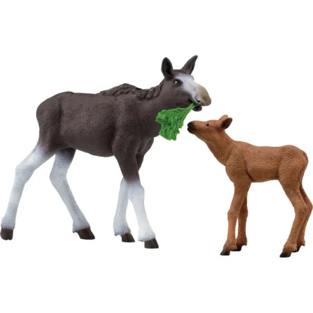 Zwei Elchfiguren aus Spielzeug, eine fressend und eine als Kalb, stehen sich gegenüber.