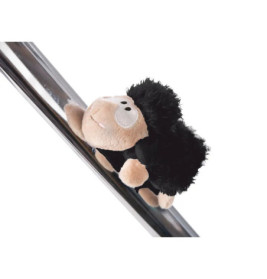 Ein Plüschigel mit schwarzem Fell klettert eine glänzende Metallstange hinauf.