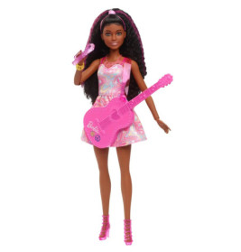 Barbiepuppe mit langen Locken, rosa Kleid, hält eine pinke Gitarre und ein Mikrofon.